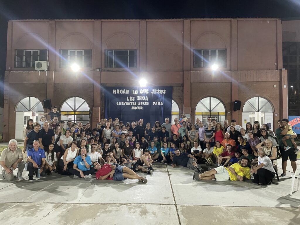 El p. Stefano Martoglio junto a animadores y educadores correntinos