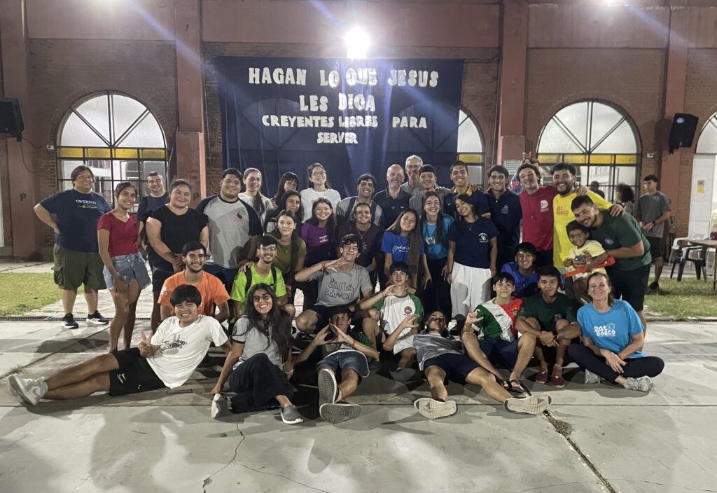 El p. Martoglio junto al Movimiento Juvenil Salesiano